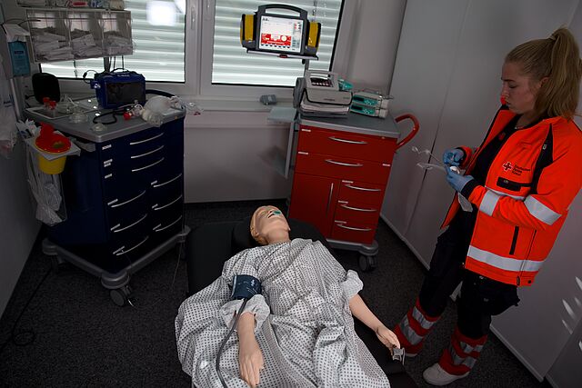 Eine Intensivstation mit Patient wurde nachgestellt