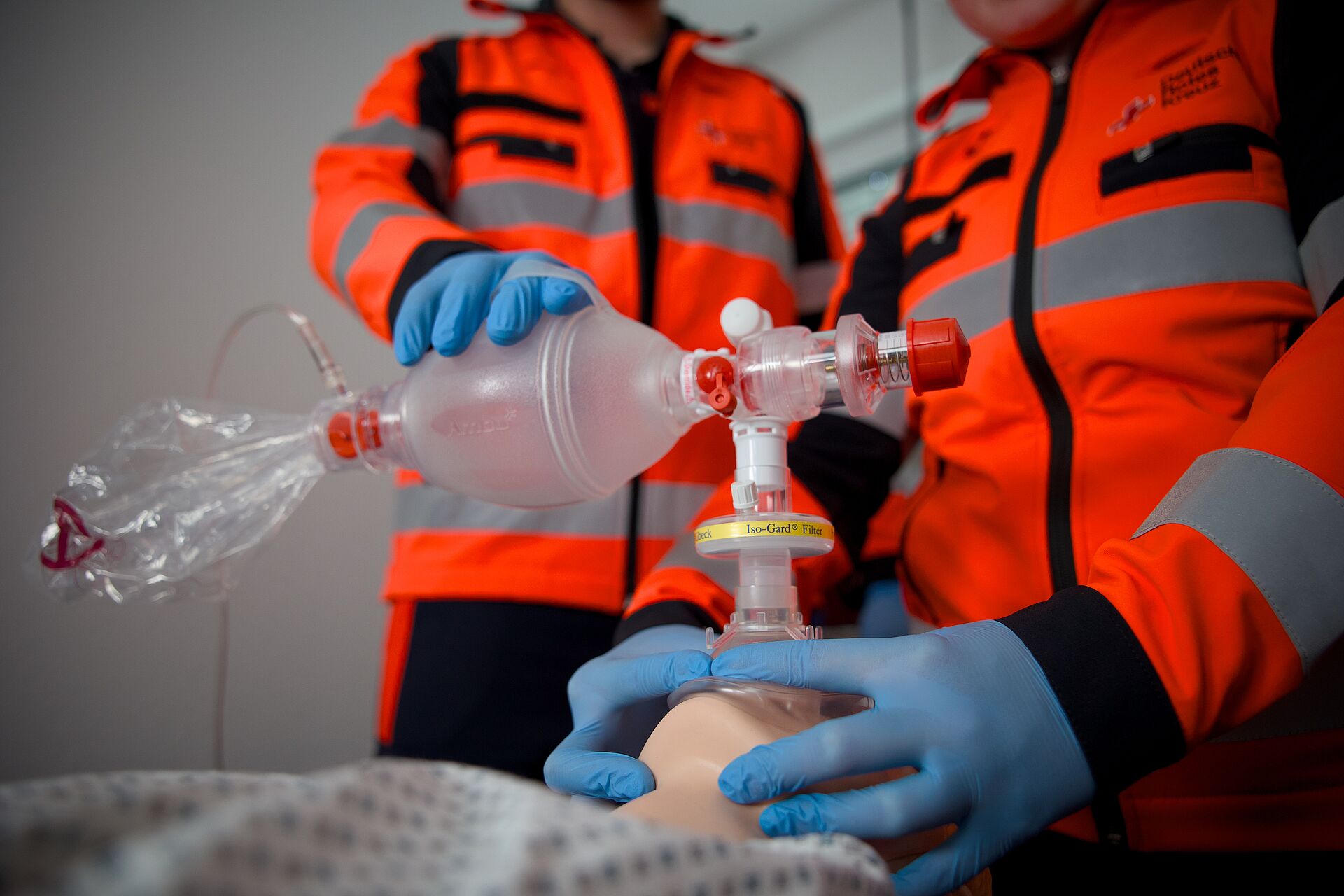 Eine Puppe wird beatmet