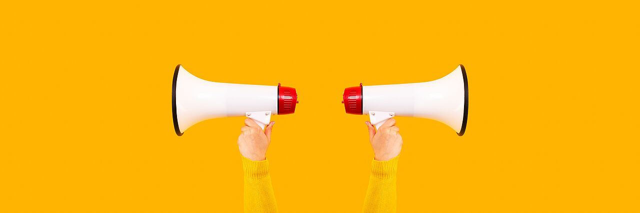 Megaphone wird hochgehalten