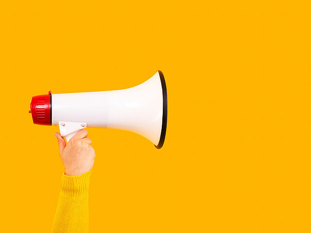 Megaphone wird hochgehalten