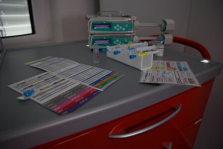 Tabellen und medizinisches Zubehör